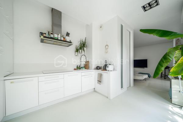 Dans une ancienne imprimerie réhabilitée en lofts contemporains, venez découvrir cet appartement de 93 m2 avec un extérieur de 18 m2, pensé pour les amateurs d’espaces atypiques.

Dès l’entrée, un espace bureau agrémenté de nombreux rangements sur mesure donne le ton et dessert une grande pièce de vie. Le séjour s’ouvre sur une cuisine américaine entièrement aménagée et équipée, formant un ensemble convivial et particulièrement agréable à vivre. La climatisation vient compléter le confort de cet espace.

Côté nuit, l’appartement dispose de deux chambres avec placards intégrés, ainsi que d’une salle de bains, d’une salle d’eau et de WC séparés. Une buanderie apporte également un espace de rangement et de service appréciable au quotidien.

L’un des véritables atouts du bien réside dans son extérieur privatif. Accessible directement depuis les pièces de vie grâce aux larges ouvertures, cette terrasse bénéficie d’un environnement particulièrement préservé et sans vis-à-vis. Un espace rare en ville, idéal pour profiter des beaux jours en toute tranquillité.

L’ensemble séduit par ses lignes épurées et son parti pris décoratif autour du blanc, qui accentue la sensation de volume et donne à l’appartement une identité très personnelle.

Cet appartement bénéficie d’une excellente desserte avec le RER B et la ligne 4 du métro accessibles à pied, permettant de rejoindre facilement Paris.

Ses atouts :
Un appartement en parfait état, prêt à vivre
Le confort de la climatisation en toute saison
Une terrasse privative de 18 m², véritable prolongement des espaces de vie
Une place de parking équipée d’une borne de recharge électrique
Une copropriété jeune, à l’ambiance conviviale et agréable