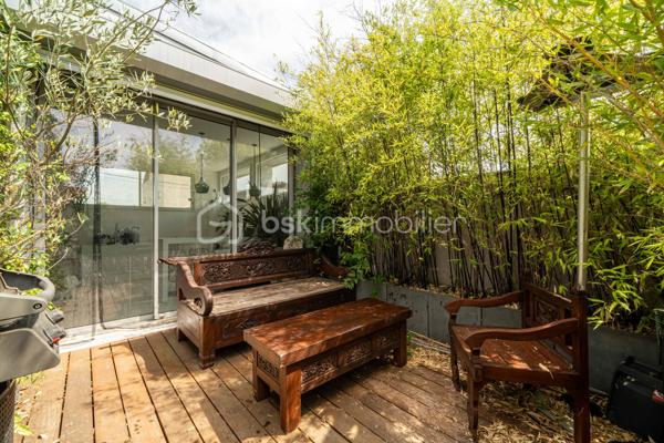 Dans une ancienne imprimerie réhabilitée en lofts contemporains, venez découvrir cet appartement de 93 m2 avec un extérieur de 18 m2, pensé pour les amateurs d’espaces atypiques.

Dès l’entrée, un espace bureau agrémenté de nombreux rangements sur mesure donne le ton et dessert une grande pièce de vie. Le séjour s’ouvre sur une cuisine américaine entièrement aménagée et équipée, formant un ensemble convivial et particulièrement agréable à vivre. La climatisation vient compléter le confort de cet espace.

Côté nuit, l’appartement dispose de deux chambres avec placards intégrés, ainsi que d’une salle de bains, d’une salle d’eau et de WC séparés. Une buanderie apporte également un espace de rangement et de service appréciable au quotidien.

L’un des véritables atouts du bien réside dans son extérieur privatif. Accessible directement depuis les pièces de vie grâce aux larges ouvertures, cette terrasse bénéficie d’un environnement particulièrement préservé et sans vis-à-vis. Un espace rare en ville, idéal pour profiter des beaux jours en toute tranquillité.

L’ensemble séduit par ses lignes épurées et son parti pris décoratif autour du blanc, qui accentue la sensation de volume et donne à l’appartement une identité très personnelle.

Cet appartement bénéficie d’une excellente desserte avec le RER B et la ligne 4 du métro accessibles à pied, permettant de rejoindre facilement Paris.

Ses atouts :
Un appartement en parfait état, prêt à vivre
Le confort de la climatisation en toute saison
Une terrasse privative de 18 m², véritable prolongement des espaces de vie
Une place de parking équipée d’une borne de recharge électrique
Une copropriété jeune, à l’ambiance conviviale et agréable