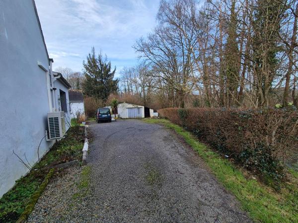 2 Charmantes maisons de 103 m2 et 45 m2, avec vie de plain-pied possible chacune (terrain de 800 m2 environ) dans un quartier calme à 900 m du centre de Le Faouët (Morbihan). (15 min de Plouay, 25 min de Caudan, 30 min de Lanester, 35 min de Lorient)