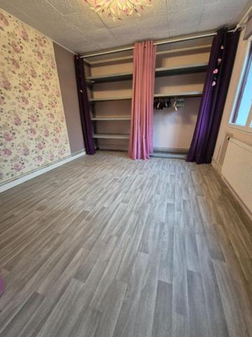 2 Charmantes maisons de 103 m2 et 45 m2, avec vie de plain-pied possible chacune (terrain de 800 m2 environ) dans un quartier calme à 900 m du centre de Le Faouët (Morbihan). (15 min de Plouay, 25 min de Caudan, 30 min de Lanester, 35 min de Lorient)