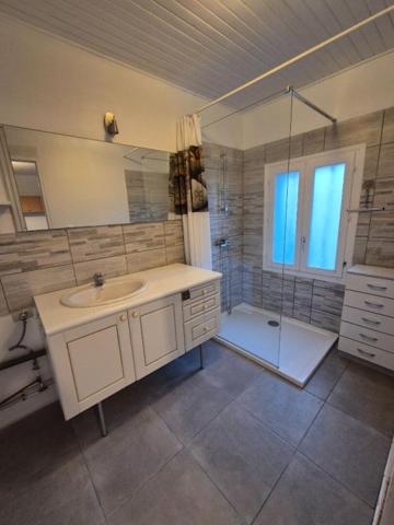 2 Charmantes maisons de 103 m2 et 45 m2, avec vie de plain-pied possible chacune (terrain de 800 m2 environ) dans un quartier calme à 900 m du centre de Le Faouët (Morbihan). (15 min de Plouay, 25 min de Caudan, 30 min de Lanester, 35 min de Lorient)