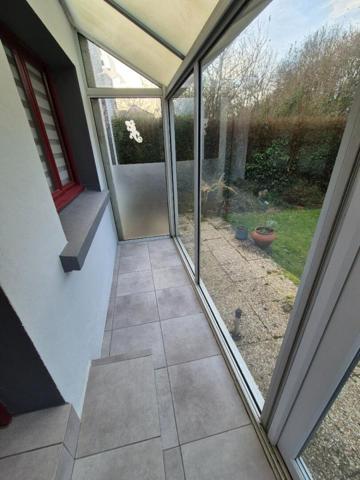 2 Charmantes maisons de 103 m2 et 45 m2, avec vie de plain-pied possible chacune (terrain de 800 m2 environ) dans un quartier calme à 900 m du centre de Le Faouët (Morbihan). (15 min de Plouay, 25 min de Caudan, 30 min de Lanester, 35 min de Lorient)