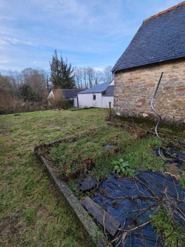 2 Charmantes maisons de 103 m2 et 45 m2, avec vie de plain-pied possible chacune (terrain de 800 m2 environ) dans un quartier calme à 900 m du centre de Le Faouët (Morbihan). (15 min de Plouay, 25 min de Caudan, 30 min de Lanester, 35 min de Lorient)