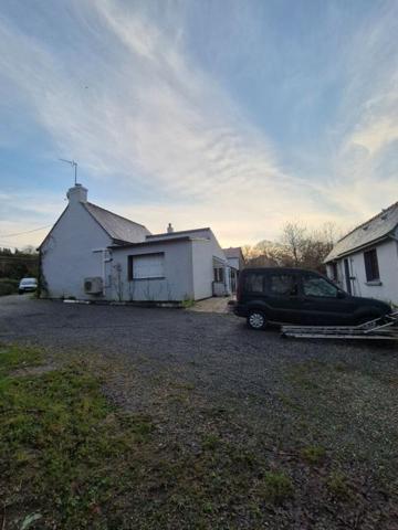 2 Charmantes maisons de 103 m2 et 45 m2, avec vie de plain-pied possible chacune (terrain de 800 m2 environ) dans un quartier calme à 900 m du centre de Le Faouët (Morbihan). (15 min de Plouay, 25 min de Caudan, 30 min de Lanester, 35 min de Lorient)