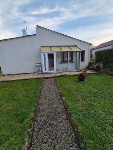 2 Charmantes maisons de 103 m2 et 45 m2, avec vie de plain-pied possible chacune (terrain de 800 m2 environ) dans un quartier calme à 900 m du centre de Le Faouët (Morbihan). (15 min de Plouay, 25 min de Caudan, 30 min de Lanester, 35 min de Lorient)