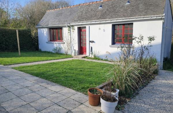 2 Charmantes maisons de 103 m2 et 45 m2, avec vie de plain-pied possible chacune (terrain de 800 m2 environ) dans un quartier calme à 900 m du centre de Le Faouët (Morbihan). (15 min de Plouay, 25 min de Caudan, 30 min de Lanester, 35 min de Lorient)