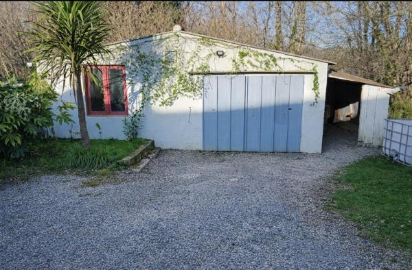2 Charmantes maisons de 103 m2 et 45 m2, avec vie de plain-pied possible chacune (terrain de 800 m2 environ) dans un quartier calme à 900 m du centre de Le Faouët (Morbihan). (15 min de Plouay, 25 min de Caudan, 30 min de Lanester, 35 min de Lorient)