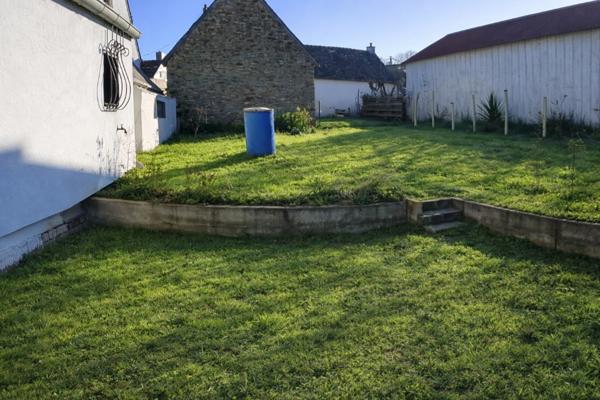 2 Charmantes maisons de 103 m2 et 45 m2, avec vie de plain-pied possible chacune (terrain de 800 m2 environ) dans un quartier calme à 900 m du centre de Le Faouët (Morbihan). (15 min de Plouay, 25 min de Caudan, 30 min de Lanester, 35 min de Lorient)