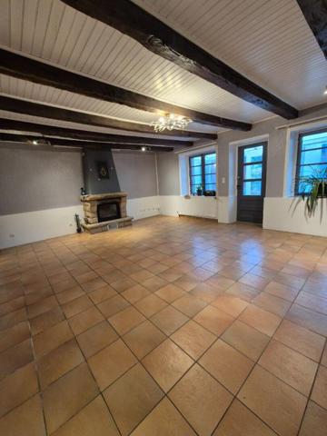 2 Charmantes maisons de 103 m2 et 45 m2, avec vie de plain-pied possible chacune (terrain de 800 m2 environ) dans un quartier calme à 900 m du centre de Le Faouët (Morbihan). (15 min de Plouay, 25 min de Caudan, 30 min de Lanester, 35 min de Lorient)