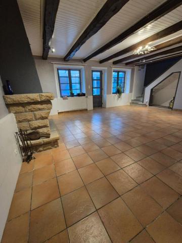 2 Charmantes maisons de 103 m2 et 45 m2, avec vie de plain-pied possible chacune (terrain de 800 m2 environ) dans un quartier calme à 900 m du centre de Le Faouët (Morbihan). (15 min de Plouay, 25 min de Caudan, 30 min de Lanester, 35 min de Lorient)