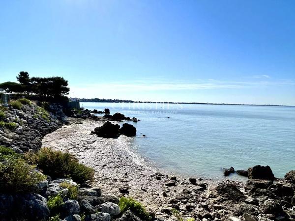 Splendide Villa de 272 m², vue mer sur Fort Boyard, accès privé au rivage