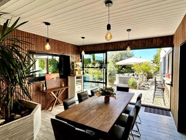 Splendide Villa de 272 m², vue mer sur Fort Boyard, accès privé au rivage