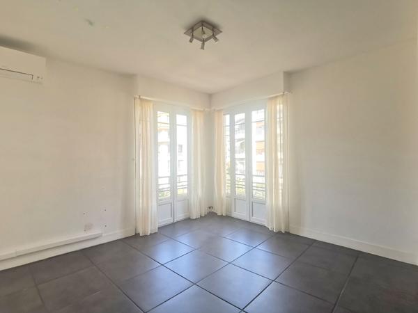 CESSOLE : APPARTEMENT 2 PIECES AU DERNIER ETAGE