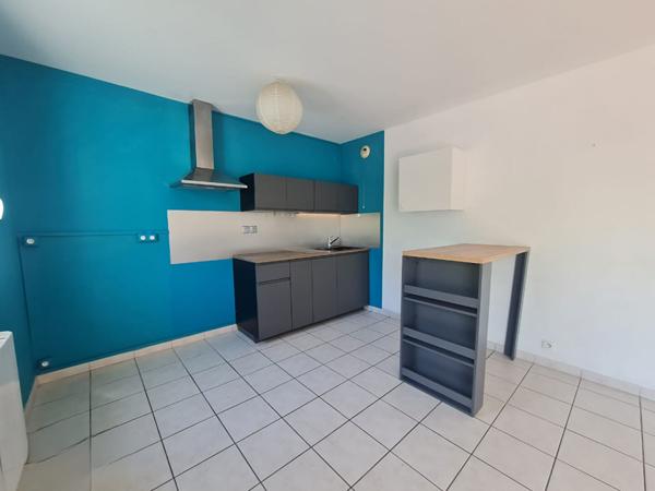 Pilotière - A prox. du Bld J. Verne, de ses transports et de ses commerces, appartement deux pièces récent avec balcon et box en sous-sol