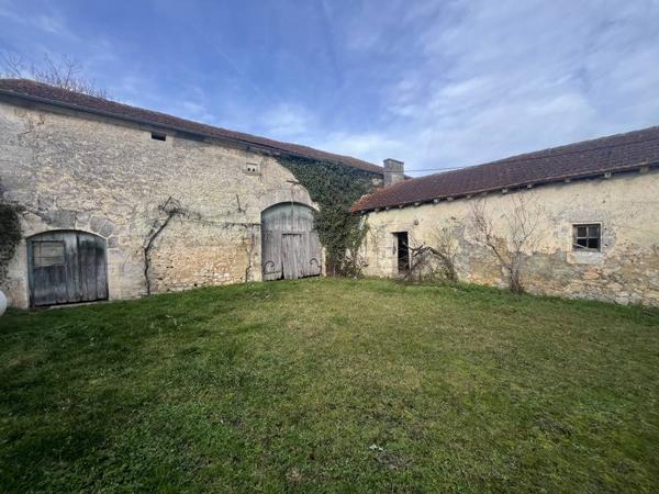 Grange à vendre |  Cercles |  1 pièce | 155 m²