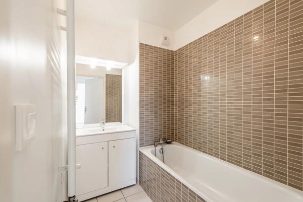 Appartement
         3 pièces
        - 63 m² 218 500 € *