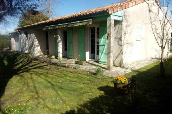 Maison  1 pièce de vie avec cuisine ouverte ,1 salle de bains 3 chambres,1WC, 1 cellier,1 garage