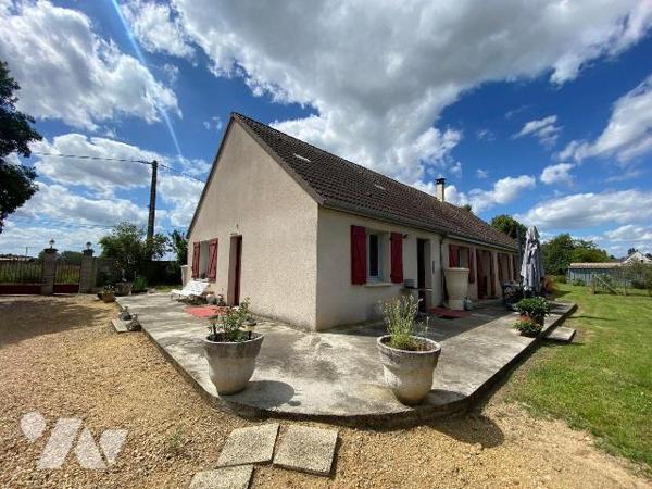  Une charmante maison de plain-pied située à Aubigné-Racan, en pleine campagne tout en restant ...