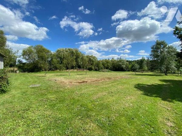  Une charmante maison de plain-pied située à Aubigné-Racan, en pleine campagne tout en restant ...