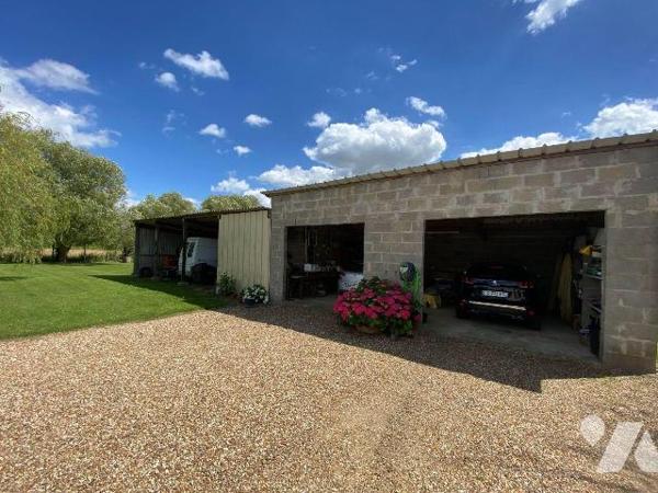  Une charmante maison de plain-pied située à Aubigné-Racan, en pleine campagne tout en restant ...