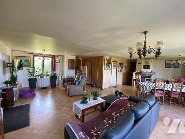  Une charmante maison de plain-pied située à Aubigné-Racan, en pleine campagne tout en restant ...