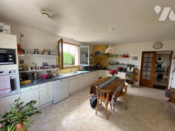  Une charmante maison de plain-pied située à Aubigné-Racan, en pleine campagne tout en restant ...