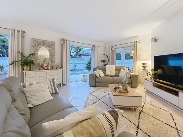 VILLA DE STANDING SPACIEUSE ET LUMINEUSE - PISCINE