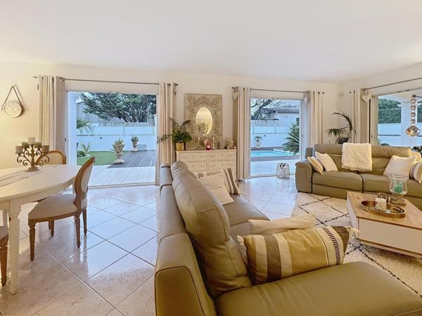 VILLA DE STANDING SPACIEUSE ET LUMINEUSE - PISCINE