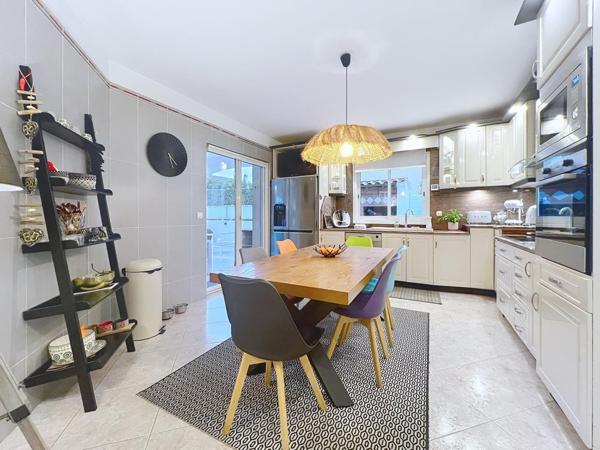 VILLA DE STANDING SPACIEUSE ET LUMINEUSE - PISCINE