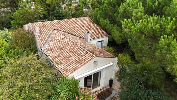 À l'abri des regards, maison chaleureuse où confort, intimité et douceur de vivre se rencontrent.