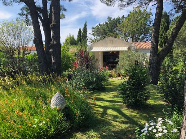 À l'abri des regards, maison chaleureuse où confort, intimité et douceur de vivre se rencontrent.