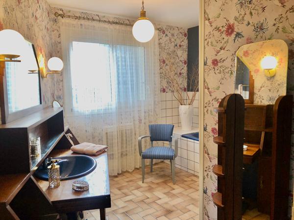 À l'abri des regards, maison chaleureuse où confort, intimité et douceur de vivre se rencontrent.