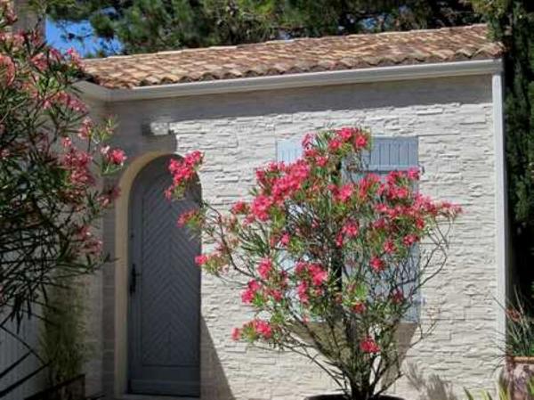 À l'abri des regards, maison chaleureuse où confort, intimité et douceur de vivre se rencontrent.