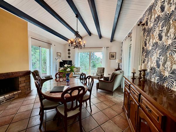 À l'abri des regards, maison chaleureuse où confort, intimité et douceur de vivre se rencontrent.