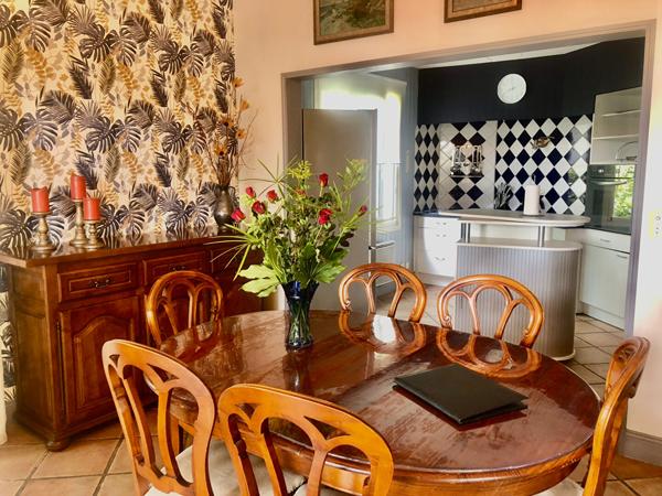 À l'abri des regards, maison chaleureuse où confort, intimité et douceur de vivre se rencontrent.