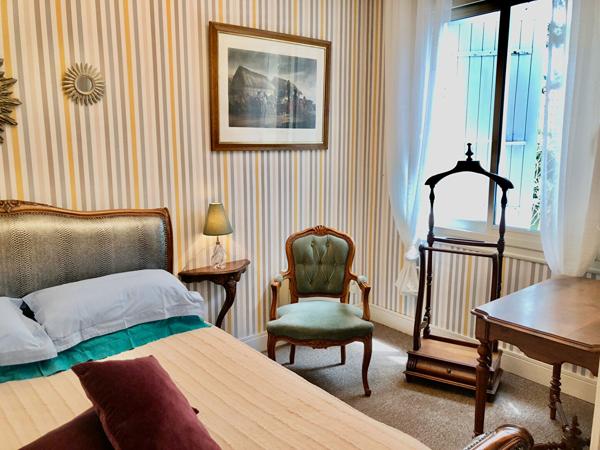 À l'abri des regards, maison chaleureuse où confort, intimité et douceur de vivre se rencontrent.