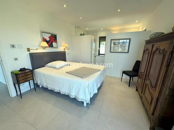 Vente                                                      Appartement
                        
                     4 pièces                      105 m2                     à Sainte-Maxime