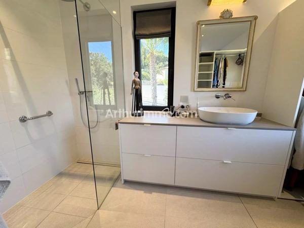 Vente                                                      Appartement
                        
                     4 pièces                      105 m2                     à Sainte-Maxime
