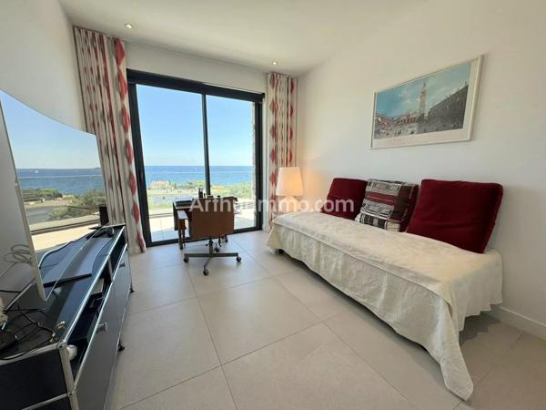 Vente                                                      Appartement
                        
                     4 pièces                      105 m2                     à Sainte-Maxime