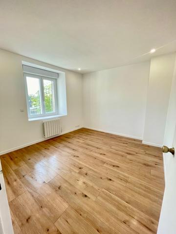 Appartement rénové F5 avec balcon, cave et grenier