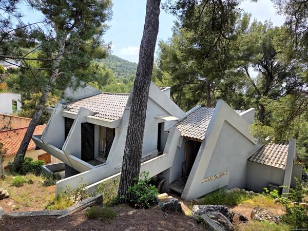 Propriété pour amateurs d’architecture, de caractère et d’unicité.