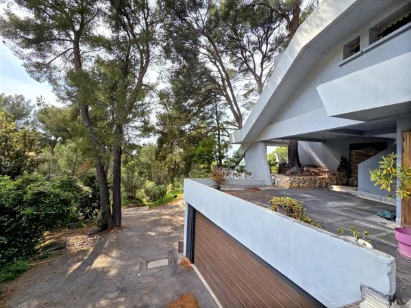 Propriété pour amateurs d’architecture, de caractère et d’unicité.
