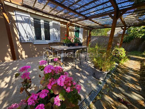 Sur la commune de d'Huison Longueville - A 5' de La Ferté-Alais
A proximité : Ecole maternelle et primaire "Les Frères Lumières", bus, coiffeur, distributeur à pains

Maison individuelle de plain-pied comprenant : une véranda d'accueil suivie d'une vaste entrée, une cuisine équipée spacieuse, un cellier, un séjour avec un accès direct à la terrasse, une salle de bains avec douche, deux chambres et un WC séparé.

Les combles ont été aménagés afin d'obtenir une 3ème chambre.

La partie extérieure offre la possibilité de stationner plusieurs véhicules sur la propriété, un garage en sous-sol, un cabanon/atelier, une terrasse abritée. Le tout édifié sur une parcelle totale de 570m²

La maison est équipée des prestations suivantes : Double vitrage - Pompe à chaleur air/air dans le salon (climatisation réversible) - Toiture remplacée - Système de chauffage : électrique - Tableau électrique OK

Informations complémentaires :  - Tout à l'égout - DPE D - Fibre - Deux portails

Joignable 7jours/7, n'hésitez pas à me contacter pour plus de renseignements et/ou fixer une visite.
