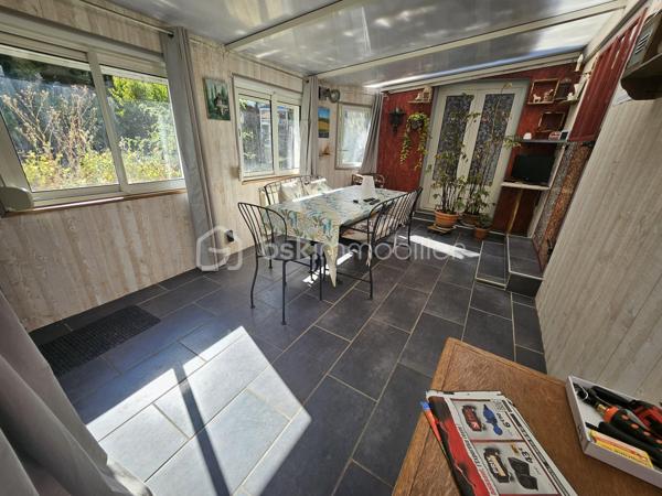 Sur la commune de d'Huison Longueville - A 5' de La Ferté-Alais
A proximité : Ecole maternelle et primaire "Les Frères Lumières", bus, coiffeur, distributeur à pains

Maison individuelle de plain-pied comprenant : une véranda d'accueil suivie d'une vaste entrée, une cuisine équipée spacieuse, un cellier, un séjour avec un accès direct à la terrasse, une salle de bains avec douche, deux chambres et un WC séparé.

Les combles ont été aménagés afin d'obtenir une 3ème chambre.

La partie extérieure offre la possibilité de stationner plusieurs véhicules sur la propriété, un garage en sous-sol, un cabanon/atelier, une terrasse abritée. Le tout édifié sur une parcelle totale de 570m²

La maison est équipée des prestations suivantes : Double vitrage - Pompe à chaleur air/air dans le salon (climatisation réversible) - Toiture remplacée - Système de chauffage : électrique - Tableau électrique OK

Informations complémentaires :  - Tout à l'égout - DPE D - Fibre - Deux portails

Joignable 7jours/7, n'hésitez pas à me contacter pour plus de renseignements et/ou fixer une visite.