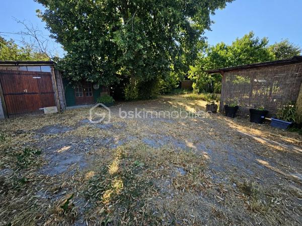 Sur la commune de d'Huison Longueville - A 5' de La Ferté-Alais
A proximité : Ecole maternelle et primaire "Les Frères Lumières", bus, coiffeur, distributeur à pains

Maison individuelle de plain-pied comprenant : une véranda d'accueil suivie d'une vaste entrée, une cuisine équipée spacieuse, un cellier, un séjour avec un accès direct à la terrasse, une salle de bains avec douche, deux chambres et un WC séparé.

Les combles ont été aménagés afin d'obtenir une 3ème chambre.

La partie extérieure offre la possibilité de stationner plusieurs véhicules sur la propriété, un garage en sous-sol, un cabanon/atelier, une terrasse abritée. Le tout édifié sur une parcelle totale de 570m²

La maison est équipée des prestations suivantes : Double vitrage - Pompe à chaleur air/air dans le salon (climatisation réversible) - Toiture remplacée - Système de chauffage : électrique - Tableau électrique OK

Informations complémentaires :  - Tout à l'égout - DPE D - Fibre - Deux portails

Joignable 7jours/7, n'hésitez pas à me contacter pour plus de renseignements et/ou fixer une visite.