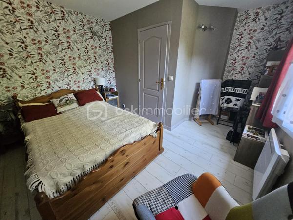 Sur la commune de d'Huison Longueville - A 5' de La Ferté-Alais
A proximité : Ecole maternelle et primaire "Les Frères Lumières", bus, coiffeur, distributeur à pains

Maison individuelle de plain-pied comprenant : une véranda d'accueil suivie d'une vaste entrée, une cuisine équipée spacieuse, un cellier, un séjour avec un accès direct à la terrasse, une salle de bains avec douche, deux chambres et un WC séparé.

Les combles ont été aménagés afin d'obtenir une 3ème chambre.

La partie extérieure offre la possibilité de stationner plusieurs véhicules sur la propriété, un garage en sous-sol, un cabanon/atelier, une terrasse abritée. Le tout édifié sur une parcelle totale de 570m²

La maison est équipée des prestations suivantes : Double vitrage - Pompe à chaleur air/air dans le salon (climatisation réversible) - Toiture remplacée - Système de chauffage : électrique - Tableau électrique OK

Informations complémentaires :  - Tout à l'égout - DPE D - Fibre - Deux portails

Joignable 7jours/7, n'hésitez pas à me contacter pour plus de renseignements et/ou fixer une visite.
