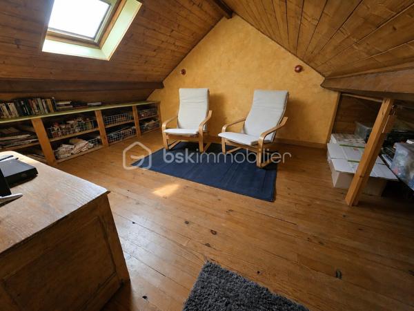 Sur la commune de d'Huison Longueville - A 5' de La Ferté-Alais
A proximité : Ecole maternelle et primaire "Les Frères Lumières", bus, coiffeur, distributeur à pains

Maison individuelle de plain-pied comprenant : une véranda d'accueil suivie d'une vaste entrée, une cuisine équipée spacieuse, un cellier, un séjour avec un accès direct à la terrasse, une salle de bains avec douche, deux chambres et un WC séparé.

Les combles ont été aménagés afin d'obtenir une 3ème chambre.

La partie extérieure offre la possibilité de stationner plusieurs véhicules sur la propriété, un garage en sous-sol, un cabanon/atelier, une terrasse abritée. Le tout édifié sur une parcelle totale de 570m²

La maison est équipée des prestations suivantes : Double vitrage - Pompe à chaleur air/air dans le salon (climatisation réversible) - Toiture remplacée - Système de chauffage : électrique - Tableau électrique OK

Informations complémentaires :  - Tout à l'égout - DPE D - Fibre - Deux portails

Joignable 7jours/7, n'hésitez pas à me contacter pour plus de renseignements et/ou fixer une visite.