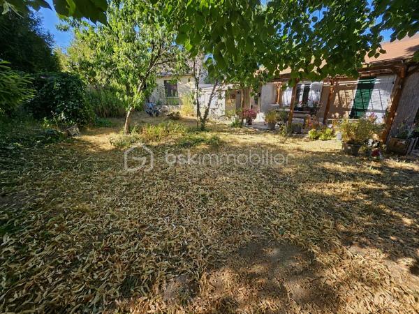 Sur la commune de d'Huison Longueville - A 5' de La Ferté-Alais
A proximité : Ecole maternelle et primaire "Les Frères Lumières", bus, coiffeur, distributeur à pains

Maison individuelle de plain-pied comprenant : une véranda d'accueil suivie d'une vaste entrée, une cuisine équipée spacieuse, un cellier, un séjour avec un accès direct à la terrasse, une salle de bains avec douche, deux chambres et un WC séparé.

Les combles ont été aménagés afin d'obtenir une 3ème chambre.

La partie extérieure offre la possibilité de stationner plusieurs véhicules sur la propriété, un garage en sous-sol, un cabanon/atelier, une terrasse abritée. Le tout édifié sur une parcelle totale de 570m²

La maison est équipée des prestations suivantes : Double vitrage - Pompe à chaleur air/air dans le salon (climatisation réversible) - Toiture remplacée - Système de chauffage : électrique - Tableau électrique OK

Informations complémentaires :  - Tout à l'égout - DPE D - Fibre - Deux portails

Joignable 7jours/7, n'hésitez pas à me contacter pour plus de renseignements et/ou fixer une visite.