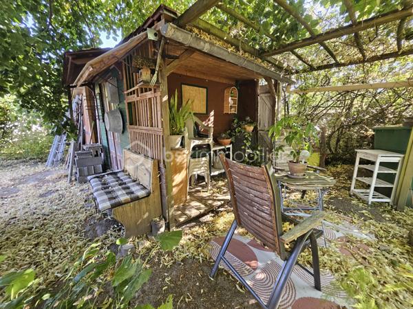 Sur la commune de d'Huison Longueville - A 5' de La Ferté-Alais
A proximité : Ecole maternelle et primaire "Les Frères Lumières", bus, coiffeur, distributeur à pains

Maison individuelle de plain-pied comprenant : une véranda d'accueil suivie d'une vaste entrée, une cuisine équipée spacieuse, un cellier, un séjour avec un accès direct à la terrasse, une salle de bains avec douche, deux chambres et un WC séparé.

Les combles ont été aménagés afin d'obtenir une 3ème chambre.

La partie extérieure offre la possibilité de stationner plusieurs véhicules sur la propriété, un garage en sous-sol, un cabanon/atelier, une terrasse abritée. Le tout édifié sur une parcelle totale de 570m²

La maison est équipée des prestations suivantes : Double vitrage - Pompe à chaleur air/air dans le salon (climatisation réversible) - Toiture remplacée - Système de chauffage : électrique - Tableau électrique OK

Informations complémentaires :  - Tout à l'égout - DPE D - Fibre - Deux portails

Joignable 7jours/7, n'hésitez pas à me contacter pour plus de renseignements et/ou fixer une visite.