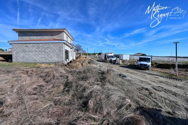 Agréable terrain constructible orienté sud au cœur du village